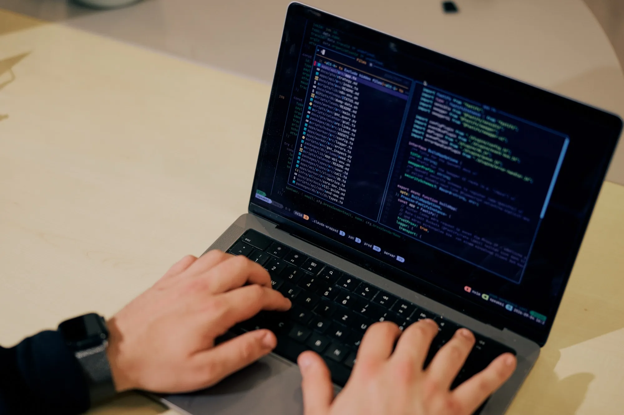 Hände auf der Tastatur eines Laptops, auf dem Bildschirm Quellcode der SpeakKI-Plattform