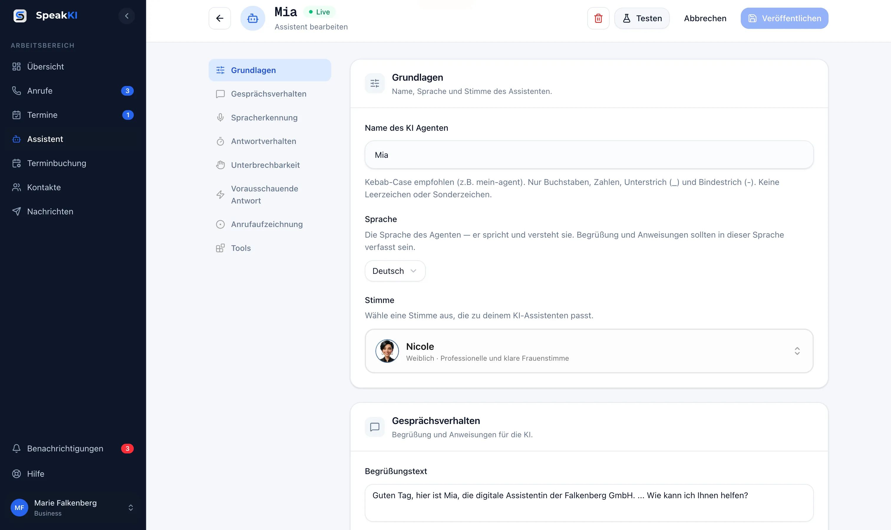 Einrichtung eines KI-Assistenten im SpeakKI-Serviceportal: Formular mit Name, Sprache und Stimme des Assistenten, links die Bereiche Gesprächsverhalten, Spracherkennung und Antwortverhalten, oben ein Testen-Button