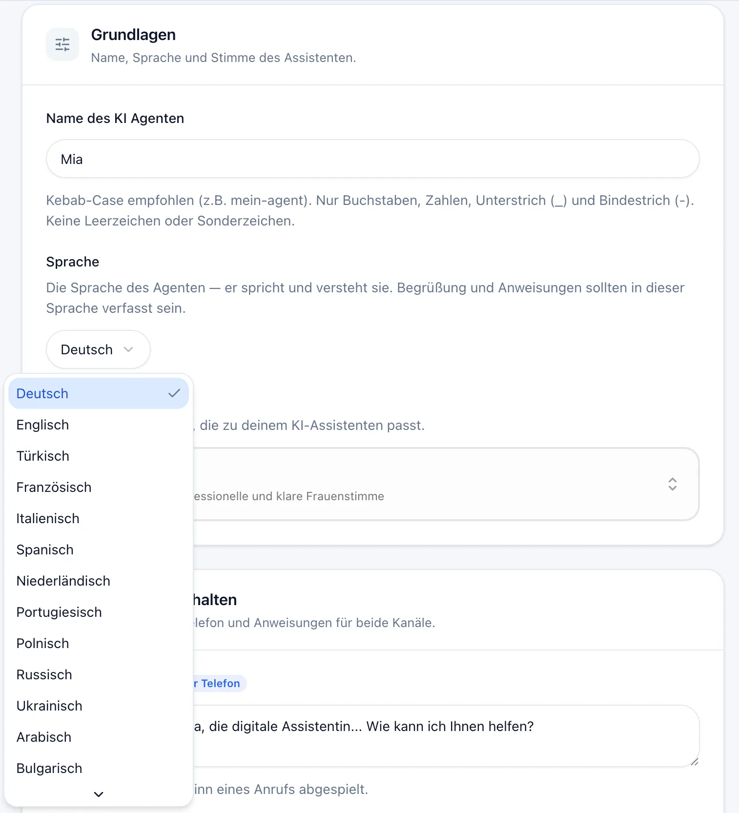 SpeakKI-Serviceportal mit den Grundlagen eines Assistenten: Name, geöffnete Sprachauswahl mit Deutsch, Englisch, Türkisch, Französisch, Italienisch, Spanisch, Niederländisch, Portugiesisch, Polnisch, Russisch, Ukrainisch, Arabisch und weiteren Sprachen, darunter Stimme und Begrüßung