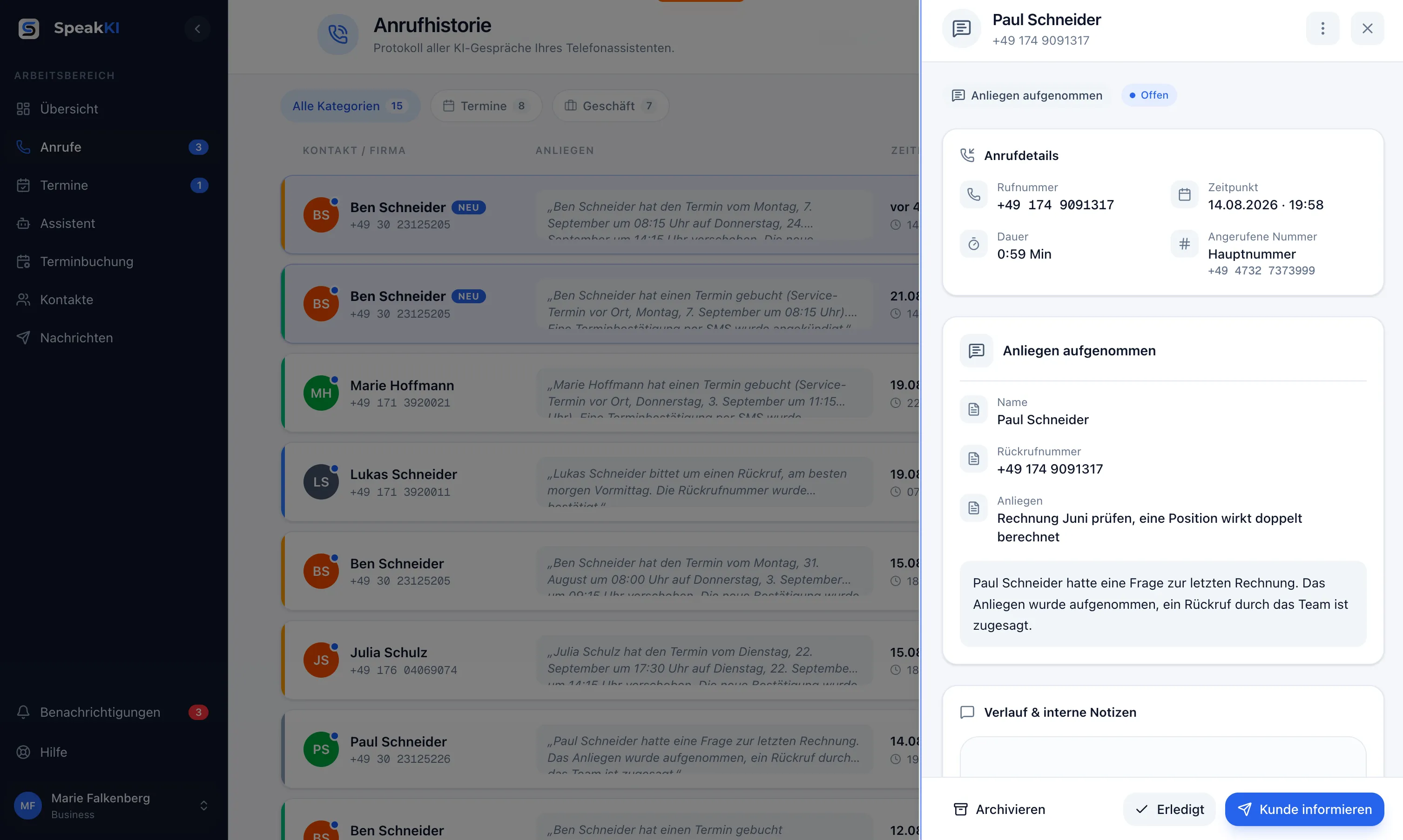 SpeakKI-Serviceportal mit Anrufhistorie und geöffnetem Anruf-Detail: Der Assistent hat das Anliegen eines Anrufers aufgenommen, daneben stehen Rückrufnummer, Gesprächsdauer und die KI-Zusammenfassung des Gesprächs