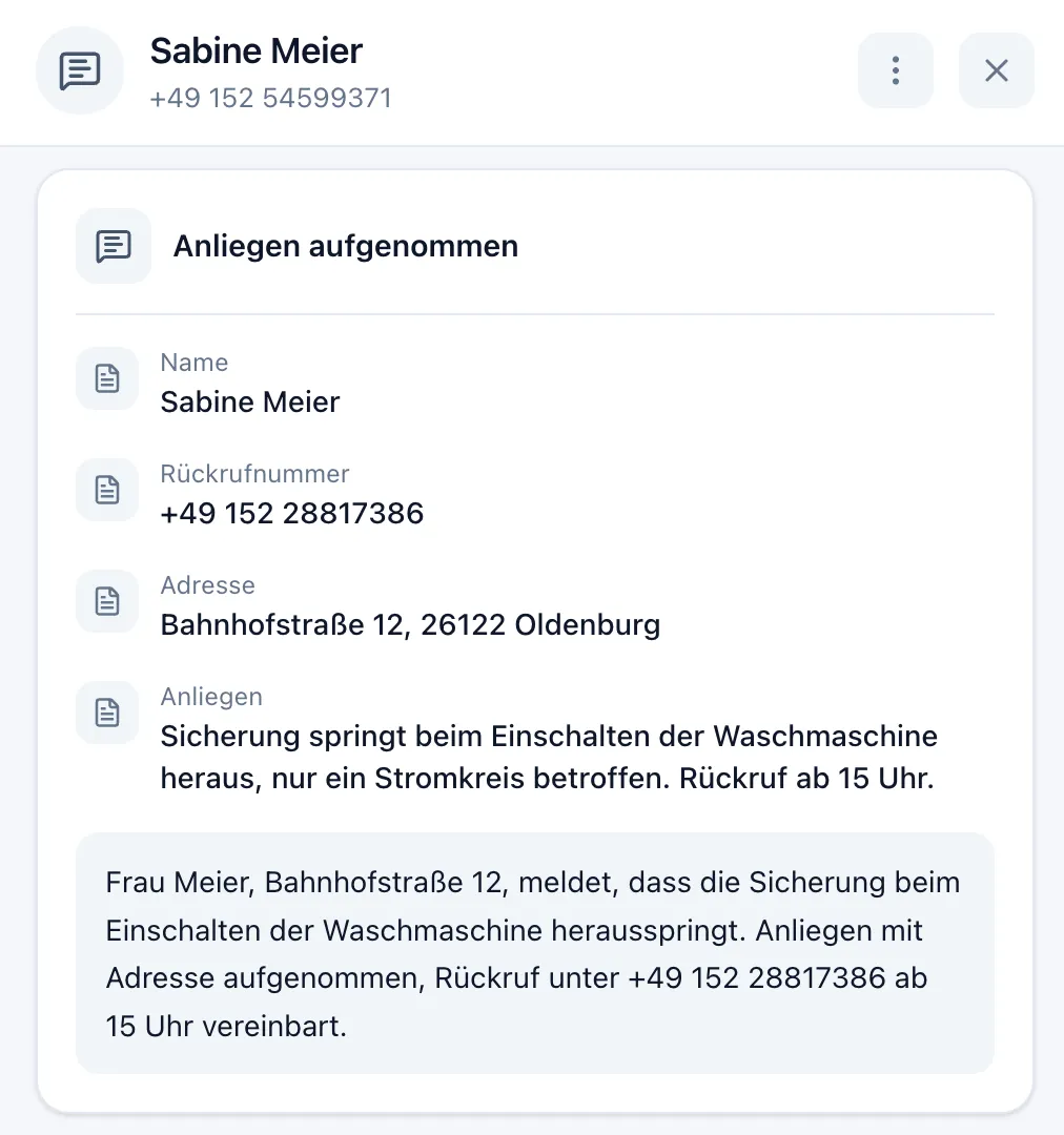Anruf-Detail im SpeakKI-Serviceportal: Kontakt Sabine Meier, darunter die Karte „Anliegen aufgenommen“ mit den Feldern Name, Rückrufnummer, Adresse Bahnhofstraße 12 in Oldenburg und Anliegen „Sicherung springt beim Einschalten der Waschmaschine heraus, nur ein Stromkreis betroffen, Rückruf ab 15 Uhr“, dazu die KI-Zusammenfassung des Gesprächs