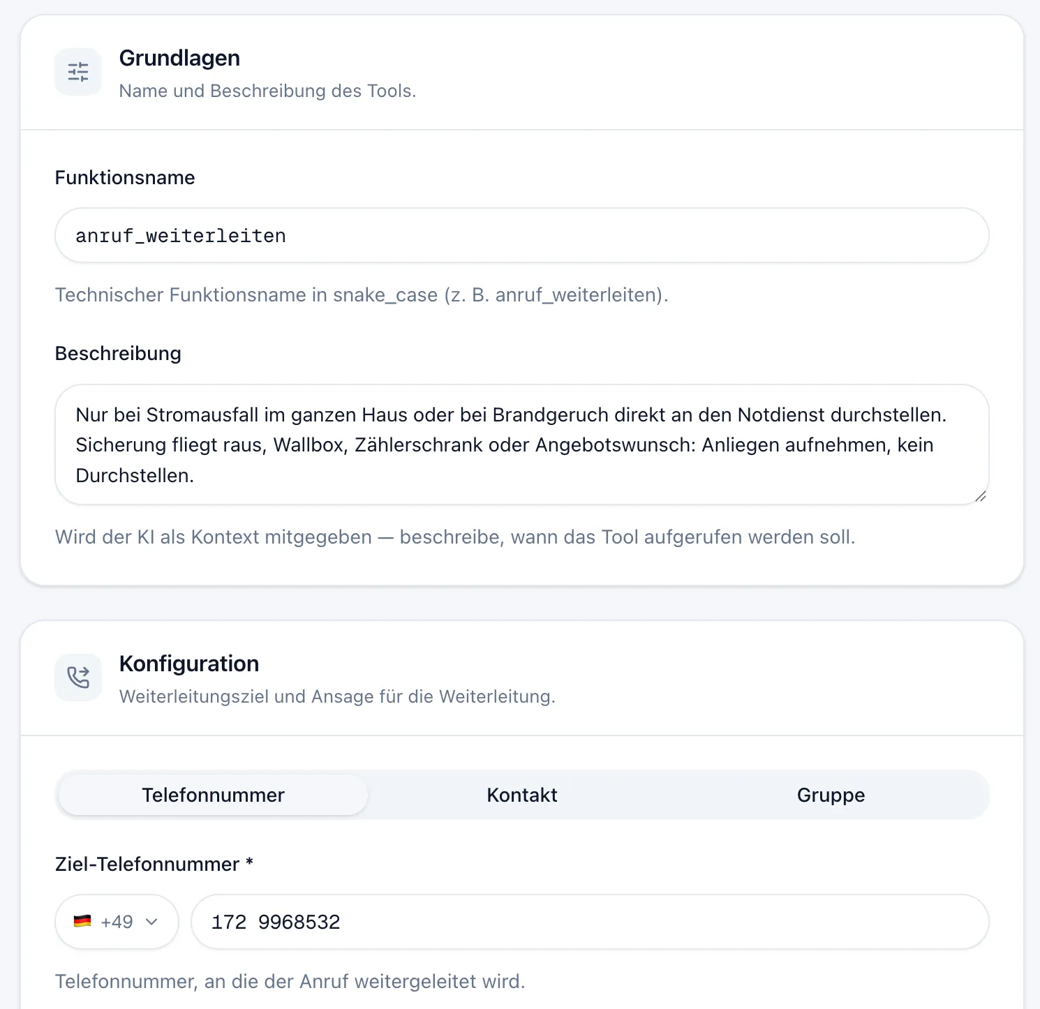 Werkzeug anruf_weiterleiten im SpeakKI-Serviceportal: Im Feld Beschreibung steht die Notdienst-Regel eines Elektrobetriebs, nur bei Stromausfall im ganzen Haus oder Brandgeruch direkt an den Notdienst durchstellen, Sicherung, Wallbox, Zählerschrank oder Angebotswunsch als Anliegen aufnehmen. Darunter die Konfiguration mit Ziel-Telefonnummer, wahlweise Kontakt oder Gruppe