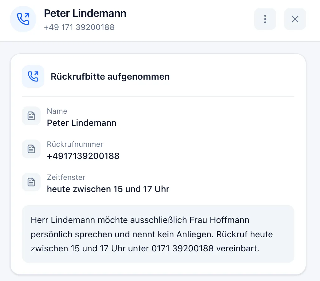 Anruf-Detail im SpeakKI-Serviceportal: Karte „Rückrufbitte aufgenommen“ mit den Feldern Name Peter Lindemann, Rückrufnummer und Zeitfenster „heute zwischen 15 und 17 Uhr“, darunter die Zusammenfassung, dass der Anrufer ausschließlich Frau Hoffmann persönlich sprechen möchte und kein Anliegen nennt