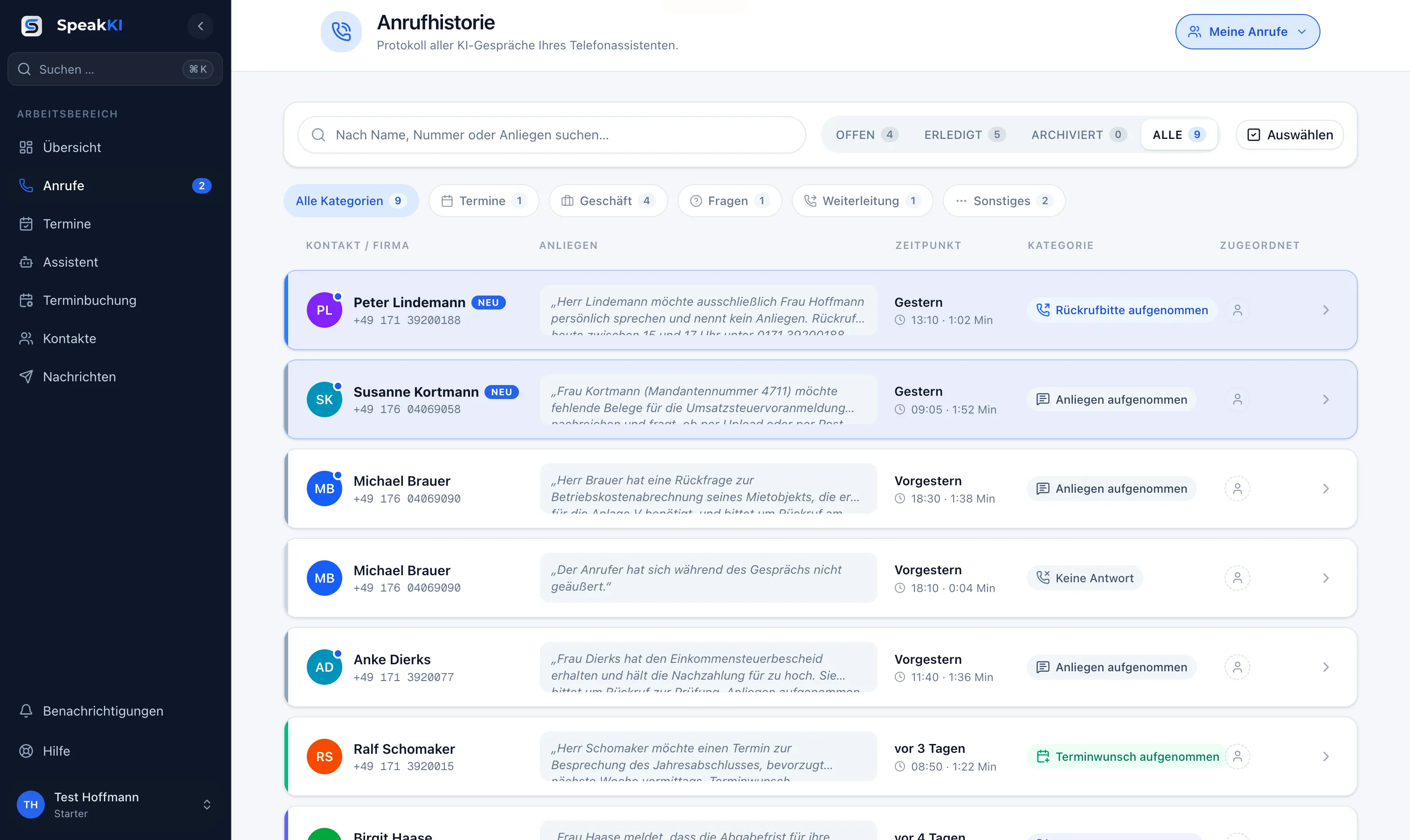 Anrufhistorie im SpeakKI-Serviceportal einer Steuerkanzlei: Liste von Anrufen mit Kontakt, Kurzzusammenfassung des Anliegens, Zeitpunkt, Dauer und Kategorie wie Rückrufbitte aufgenommen, Anliegen aufgenommen, Keine Antwort oder Terminwunsch aufgenommen. Zwei Anrufe sind als neu markiert, ein Kontakt erscheint zweimal: erst ein Anruf ohne Antwort, 20 Minuten später ein Anruf mit Anliegen