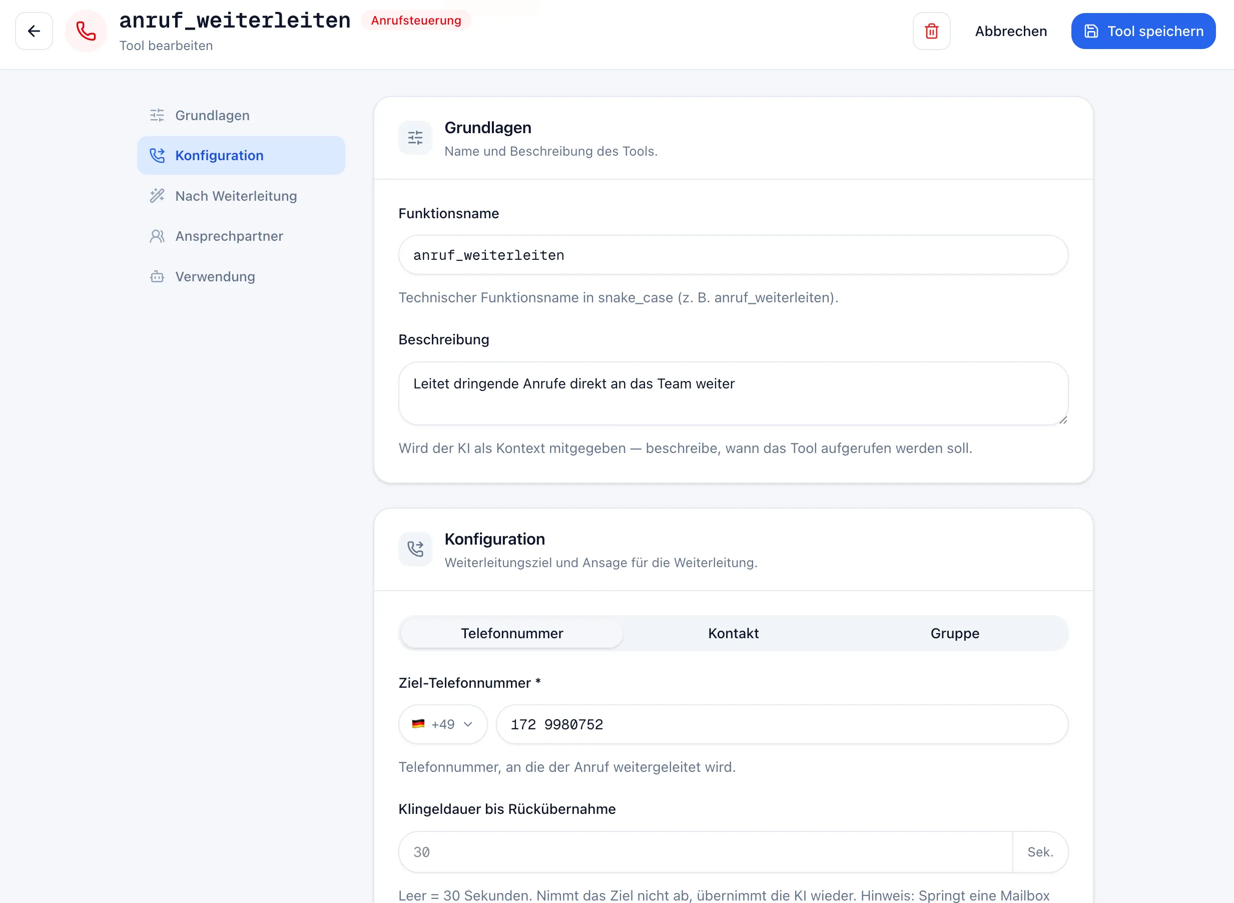 SpeakKI-Serviceportal mit dem geöffneten Werkzeug anruf_weiterleiten: Oben die Beschreibung, wann dringende Anrufe an das Team gehen, darunter die Konfiguration mit Ziel-Telefonnummer, wahlweise Kontakt oder Gruppe, und der Klingeldauer, nach der die KI den Anruf wieder übernimmt