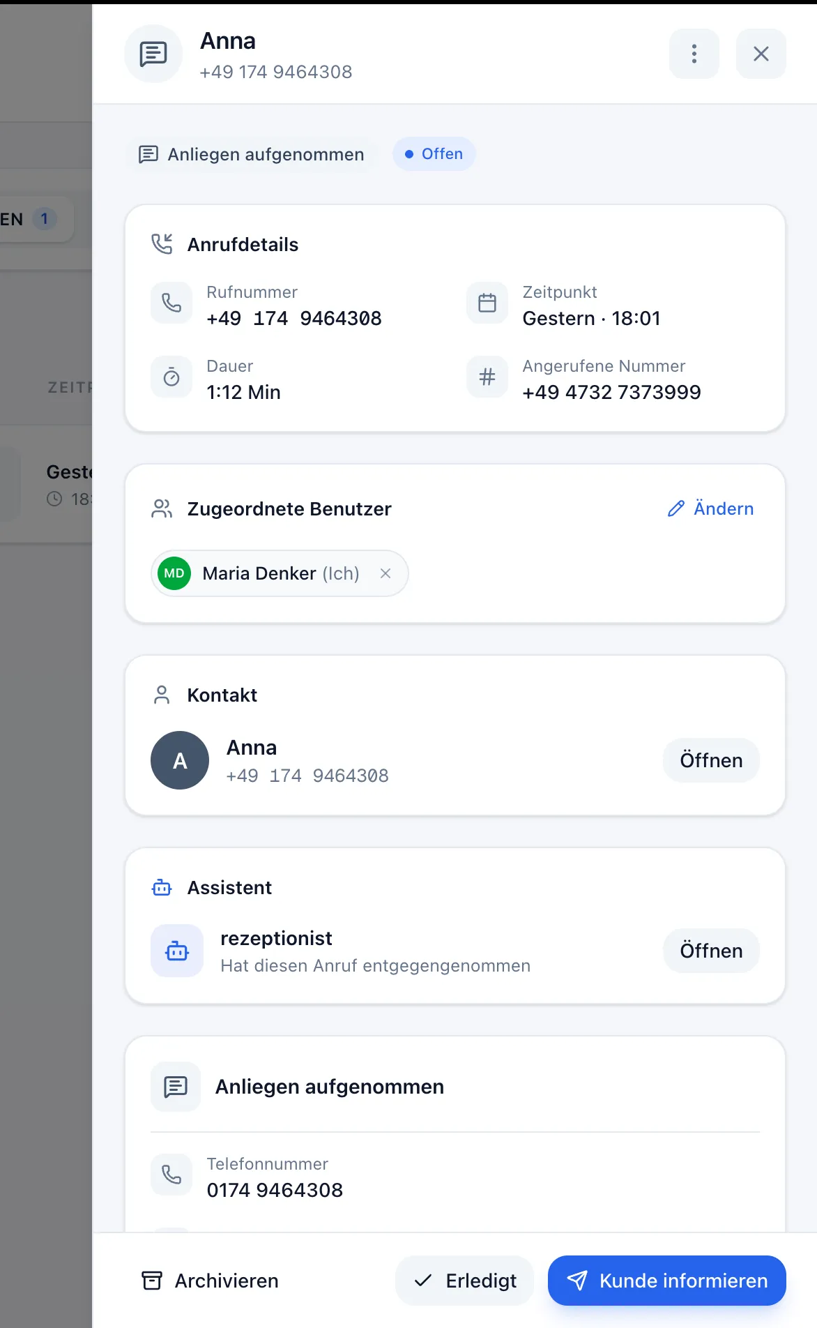 Detailansicht eines Anrufs mit Kategorie- und Status-Badge, den Karten „Anrufdetails“, „Zugeordnete Benutzer“, „Kontakt“ und „Assistent“ sowie der Ergebnis-Karte „Anliegen aufgenommen“