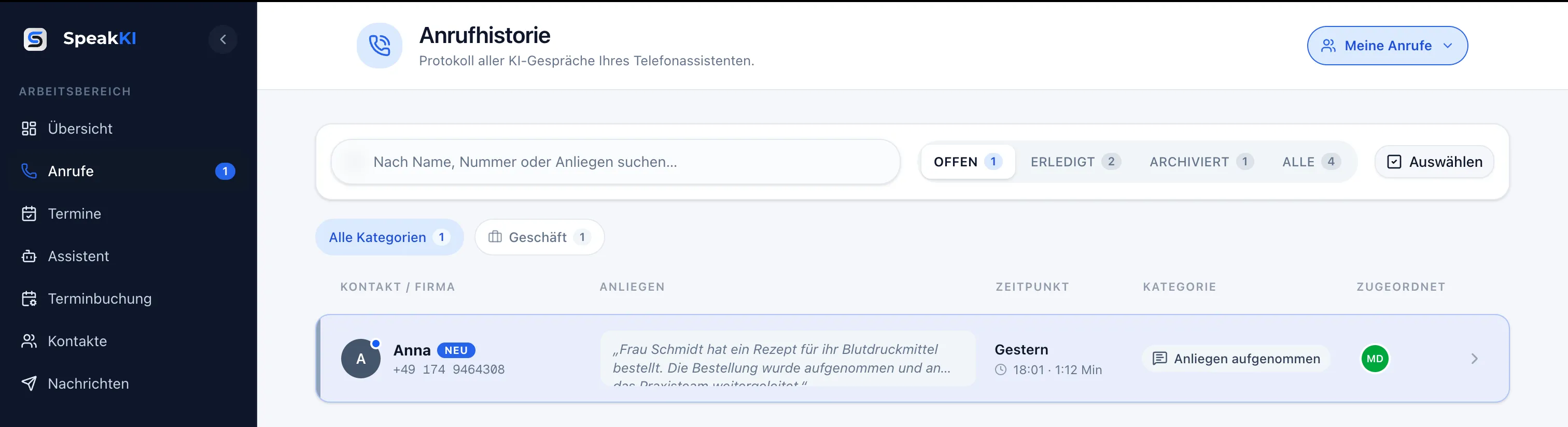 Seite „Anrufhistorie“ mit Suche, den Status-Reitern Offen, Erledigt, Archiviert und Alle, Kategorie-Chips und einer ungelesenen Zeile mit der Markierung „Neu“