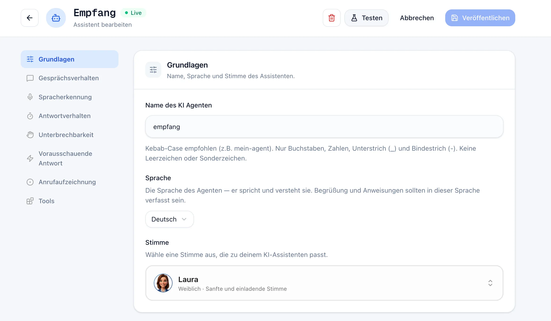 Assistant-Editor mit Sektions-Navigation links und der Sektion „Grundlagen“ mit den Feldern Name des KI Agenten, Sprache und Stimme
