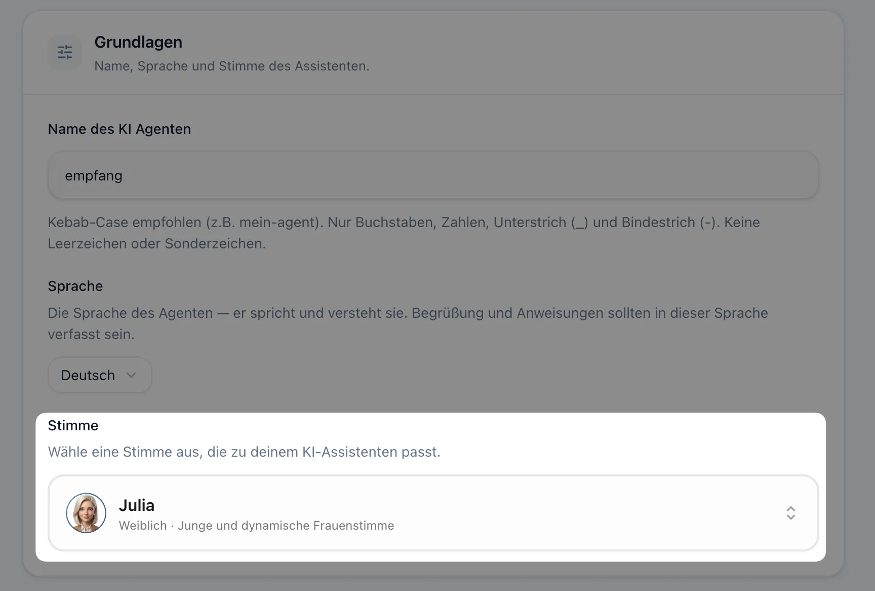 Sektion „Grundlagen“ mit den Feldern Name des KI Agenten, Sprache und Stimme