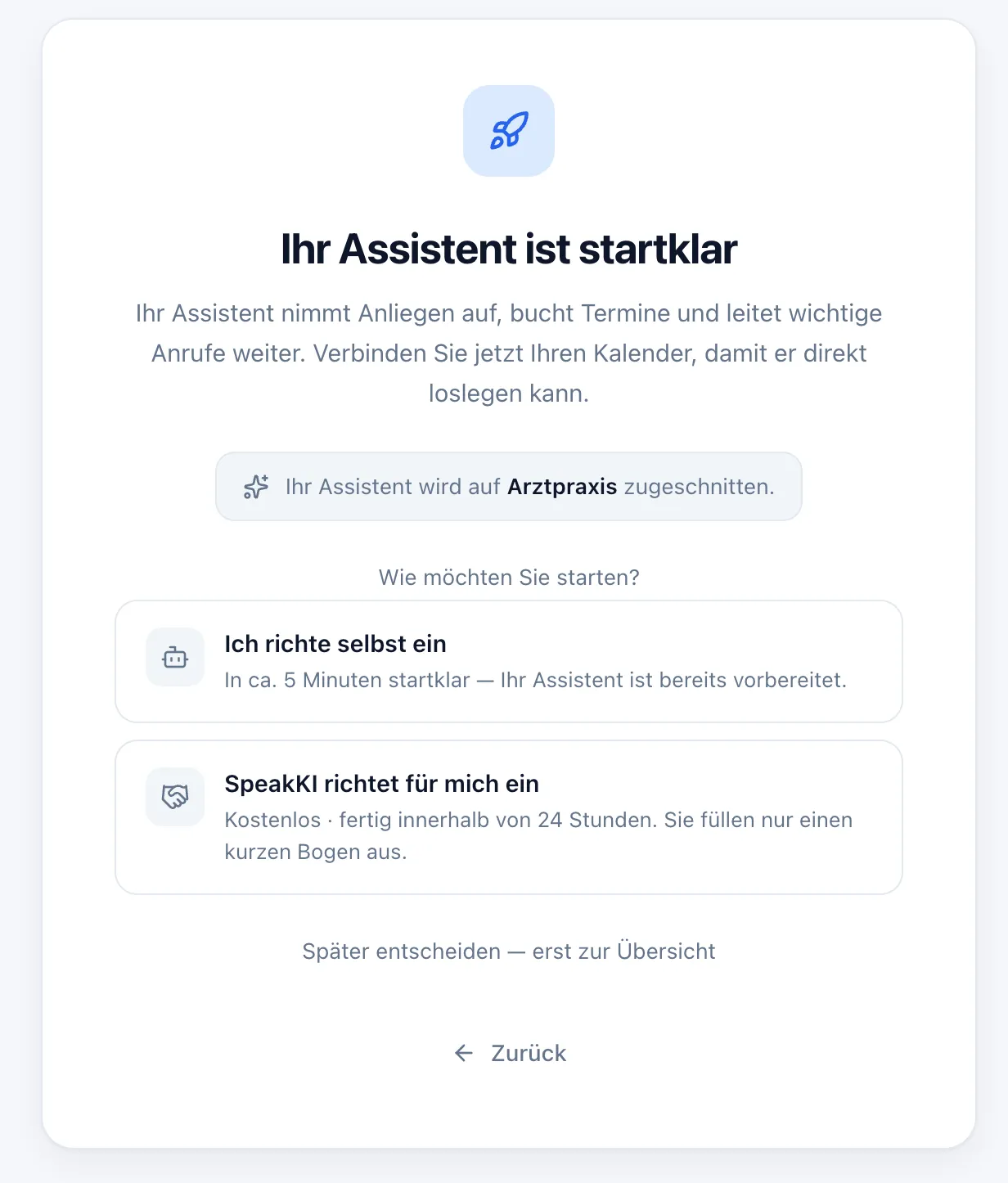 Abschluss-Seite „Ihr Assistent ist startklar“ mit den zwei Start-Kacheln und dem Link „Später entscheiden — erst zur Übersicht“